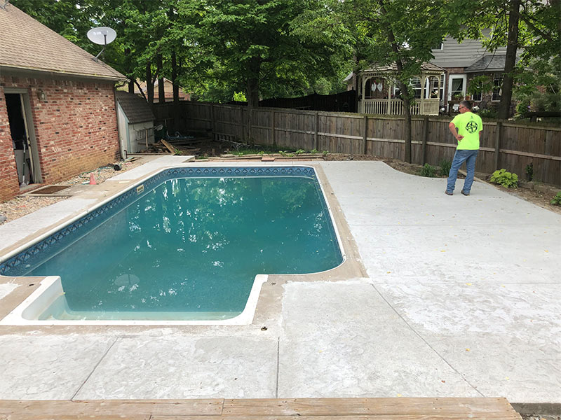 Concrete completely wrapping around a pool